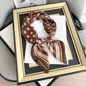 Primo piano di un foulard in seta marrone vintage con eleganti pois e bordi a strisce