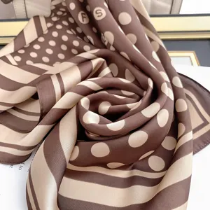 Elegante foulard di seta retrò a pois e strisce marrone e beige, finitura satinata