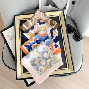 Elegante set di 4 foulard quadrati in seta con motivi floreali vintage in cornice