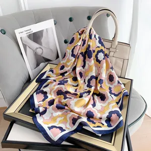 Foulard di seta vintage a fiori drappeggiato su una borsa beige elegante accessorio