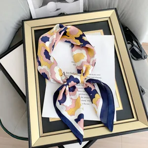 Primo piano di un foulard in seta con motivo floreale vintage annodato con eleganza