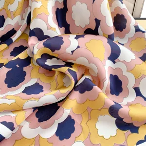 Primo piano di un foulard di seta di qualità con motivi floreali retrò colorati