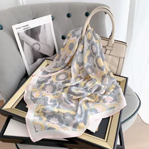 Elegante foulard in seta retrò a fiori su una borsa di lusso per un look alla moda chic.
