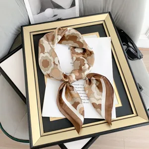 Primo piano di un foulard in seta retrò con motivo a onde annodato su una cornice