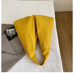 Nahaufnahme der großen gelben hobo-tragetasche aus wasserfestem nylon mit reißverschlüssen