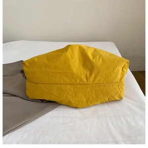 Detailansicht der gelben wasserdichten Nylon-Hobo-Tasche mit großem Fassungsvermögen