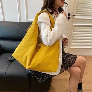 Modische gelbe Nylon-Hobo-Einkaufstasche mit großer Kapazität in einer lässigen Umgebung gezeigt
