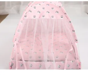 Primo piano della tenda rosa per animali panda, con rete traspirante e design pieghevole.