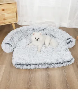 Divano in peluche bianco per cani e gatti su pavimento in legno, morbido e caldo