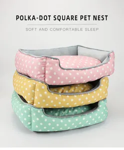 Pila di tre nidi quadrati a pois colorati per animali con morbida fodera in peluche