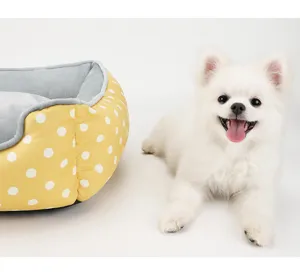 Cuccia accogliente gialla a pois con interno in peluche grigio per piccoli animali