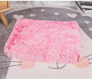 Details der weichen rosa flauschigen Haustiermatte, bequemes Plüsch-Quadratdesign für Katzen.