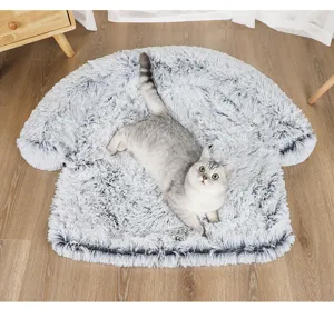 Gatto soriano grigio che riposa su un morbido tappetino in peluche su un pavimento in legno