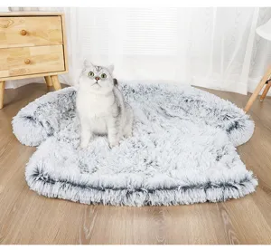 Tappetino per divano per animali in peluche grigio con un gatto in ambiente domestico