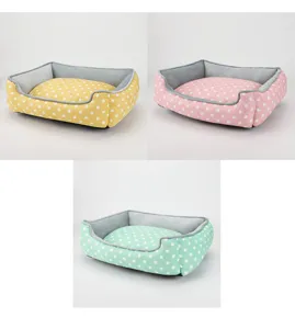 Esposizione di cucce a pois in giallo, rosa e verde menta per gatti e cani di piccola taglia.
