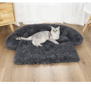 Divano per animali in peluche grigio con un gatto su un pavimento di legno