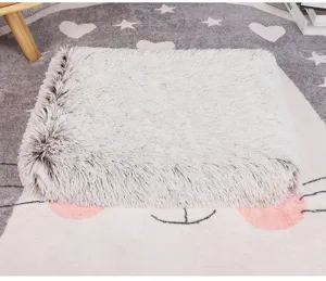 Detailaufnahme des langen Plüsch-Haustierbetts, weiches dickes Kissen für Katzen und Hunde.