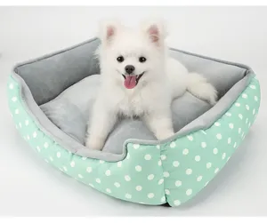 Morbida cuccia quadrata verde menta a pois per animali con interno in caldo peluche grigio