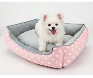 Dettaglio della cuccia quadrata rosa a pois con morbida fodera in peluche
