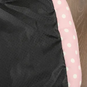 Morbido letto quadrato per animali con fondo antiscivolo e tessuto rosa a pois bianchi