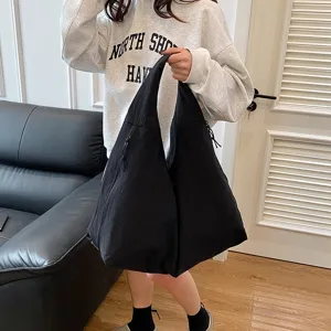Große wasserdichte Hobo-Tasche aus schwarzem Nylon in einer legeren Wohnzimmer-Umgebung