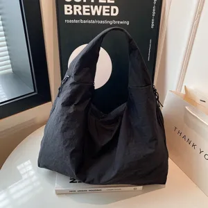 Borsa hobo grande in nylon nero con tessuto impermeabile e leggero per donna trendy