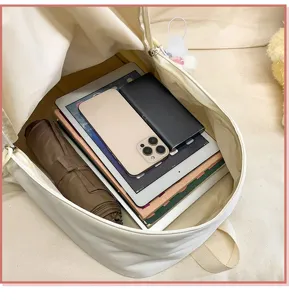 Detailansicht des weißen Harajuku-Rucksacks mit großer Kapazität für den Schulalltag.