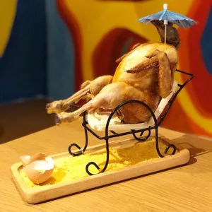 Soporte creativo de metal para pollo asado con diseño de silla de playa para restaurantes