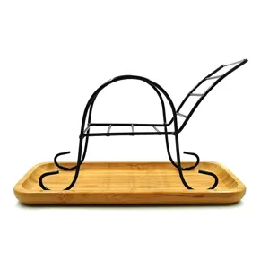 Soporte creativo para pollo asado en forma de tumbona con bandeja de bambú detalle