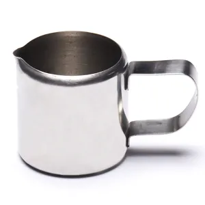Detailansicht eines Profi-Milchkännchens aus 304 Edelstahl mit Ausguss für Kaffee.
