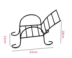 Vista lateral del soporte para pollo de metal negro con forma de silla de playa.