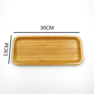 Primer plano de bandeja rectangular de bambú con medidas de 30 cm por 13 cm especificadas