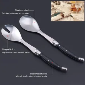 Nahaufnahme des Laguiole Salatbesteck-Sets aus Edelstahl mit ergonomischen schwarzen Griffen