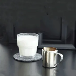 Nahaufnahme eines 304 Edelstahl-Milchkännchens für Latte Art und Kaffeesahne-Details.