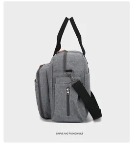 Sac de voyage gris détail latéral montrant un tissu résistant et plusieurs poches.