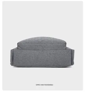 Vue détaillée du fond du sac à dos de voyage gris, tissu résistant et structure soignée.
