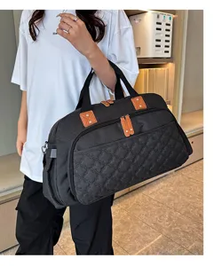 Sac de voyage matelassé noir avec détails marron, grand sac de sport pour tous les jours.