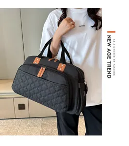 Grand sac de voyage matelassé avec séparation humide et sèche et passant pour valise.