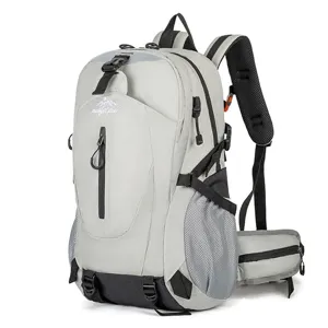 Lichtgewicht grijze outdoor wandelrugzak met ergonomische banden en grote inhoud.