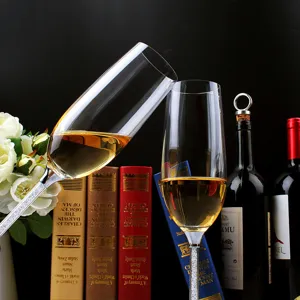 Detalle de copas de champán de cristal de lujo con tallos incrustados de diamanti en un bar