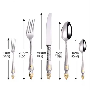 Tabella dettagliata di dimensioni e peso per il set di posate dorate in acciaio inox da 5 pezzi.