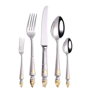 Dettaglio del set di 5 posate in acciaio inossidabile 304 dorato con stile barocco