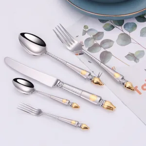 Dettaglio di un elegante set di posate da 5 pezzi in acciaio inossidabile argento e oro