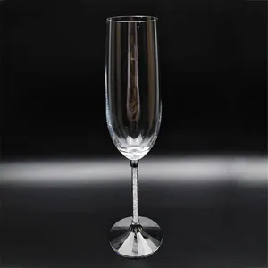 Vista detallada de una elegante copa de champán con un tallo decorado con cristales brillantes