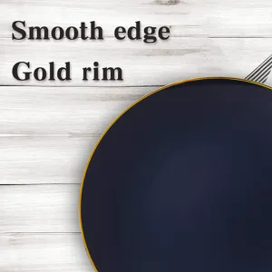 Detailansicht des glatten Randes und der eleganten Goldrandung des schwarzen Tellers