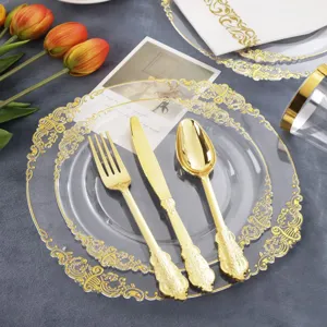 Détail d'élégantes assiettes jetables à bord doré, motifs dragon et couverts dorés chic