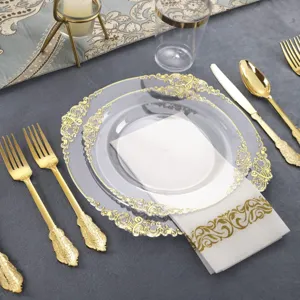 Ensemble de vaisselle jetable élégante avec assiettes en plastique doré et couverts chic