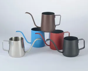 Nahaufnahme von bunten Schwanenhals-Kaffeekannen aus Edelstahl für Filterkaffee