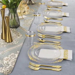 Vue détaillée d'assiettes en plastique jetables dorées et d'un ensemble de couverts