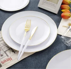 Elegantes weißes Kunststoff Teller Set mit Goldrand und passendem Einwegbesteck